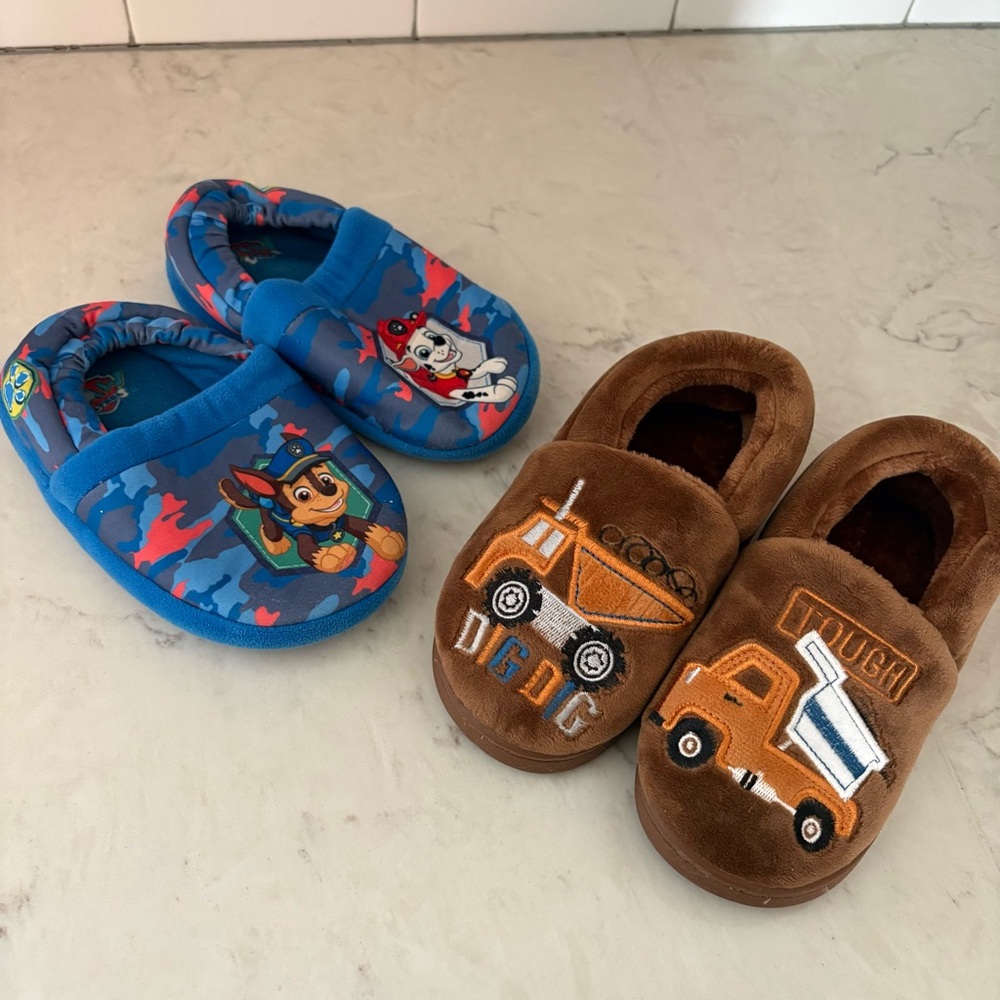 Boys slippers, toddler size 9. Paw patrol good used condition, brown NWT, cozy